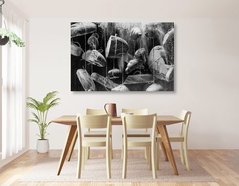 WANDBILD AM SEIL HÄNGENDES GEBÄCK IN SCHWARZ-WEISS - SCHWARZ-WEISSE BILDER - BILDER