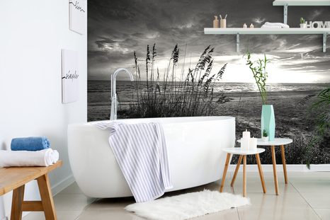 FOTOTAPETA ZÁPAD SLUNCE NA PLÁŽI V ČERNOBÍLÉM - ČERNOBÍLÉ TAPETY - TAPETY