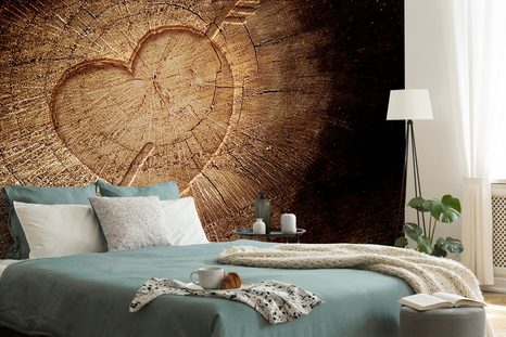 FOTOTAPETE AUSGESCHNITTENES HERZ AUF DEM BAUMSTUMPF - TAPETEN IN HOLZOPTIK - TAPETEN