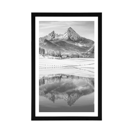 PLAKAT S PASPARTUOM SNJEŽNI KRAJOLIK U ALPAMA U CRNO-BIJELOM DIZAJNU - CRNO-BIJELE - PLAKATI