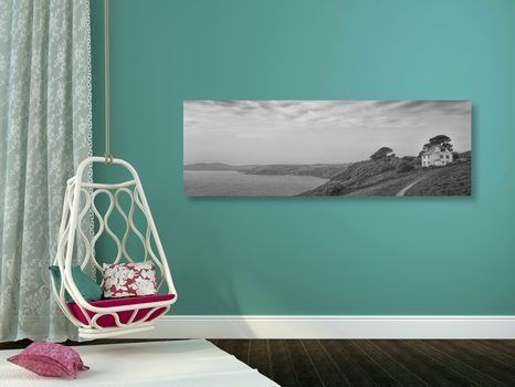 OBRAZ DOM NA ÚTESE V ČIERNOBIELOM PREVEDENÍ - ČERNOBÍLÉ OBRAZY - OBRAZY