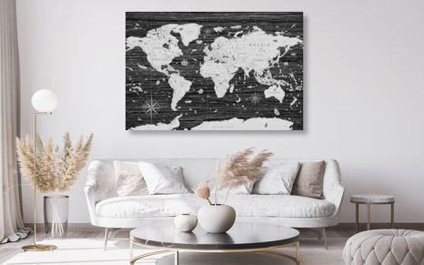 OBRAZ NA KORKU ČERNOBÍLÁ MAPA NA DŘEVĚNÉM POZADÍ - OBRAZY NA KORKU - OBRAZY