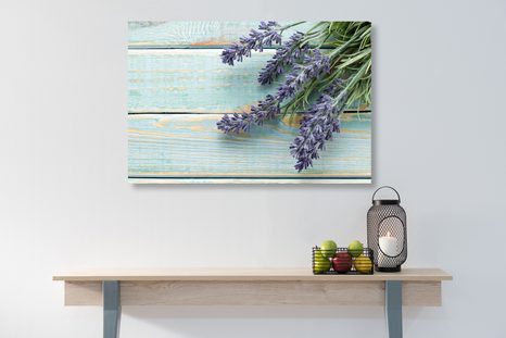 OBRAZ LEVANDULE NA DŘEVĚNÉM POZADÍ - OBRAZY KVĚTŮ - OBRAZY