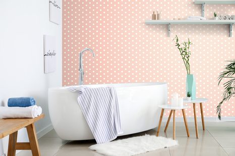 TAPETA RŮŽOVÉ POZADÍ POSETÉ BÍLÝMI TEČKAMI - VZOROVANÉ TAPETY - TAPETY