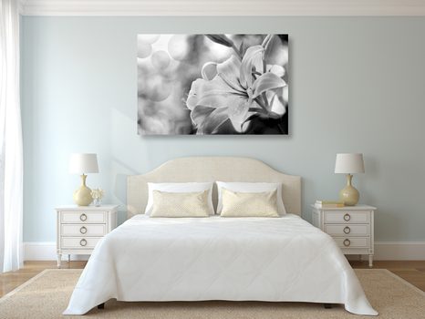 WANDBILD BLÜTE DER LILIE AUF ABSTRAKTEM HINTERGRUND IN SCHWARZ-WEISS - SCHWARZ-WEISSE BILDER - BILDER