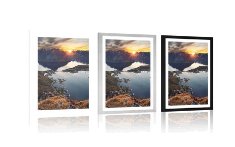 PLAKAT S PASPARTUOM ZADIVLJUJUĆA PLANINSKA PANORAMA SA ZALASKOM SUNCA - PRIRODA - PLAKATI