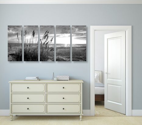 5-DIELNY OBRAZ ZÁPAD SLNKA NA PLÁŽI V ČIERNOBIELOM PREVEDENÍ - ČIERNOBIELE OBRAZY - OBRAZY