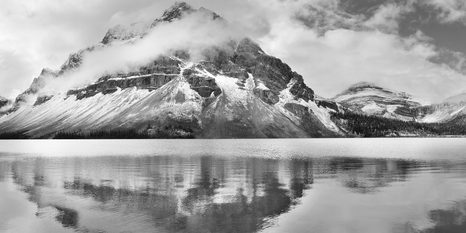 TABLEAU SUR TOILE – LAC PRÈS D'UNE MAGNIFIQUE MONTAGNE EN NOIR ET BLANC - TABLEAUX EN NOIR ET BLANC - TABLEAUX