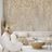 ZELFKLEVEND FOTOBEHANG BEIGE HANGENDE GLAMOURBLOEMEN - FOTOBEHANG BLOEMEN - FOTOBEHANG