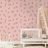 TAPETA RŮŽOVÉ POZADÍ S BÍLÝMI KVÍTKY - VZOROVANÉ TAPETY - TAPETY