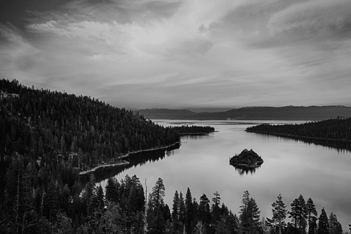 SLIKA JEZERO PRI ZALASKU SUNCA U CRNO-BIJELOM DIZAJNU - CRNO-BIJELE SLIKE - SLIKE