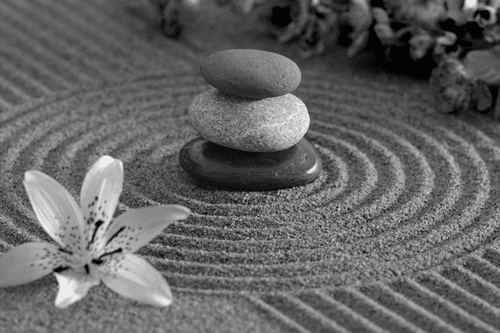 WANDBILD ZEN-GARTEN UND STEINE IM SAND IN SCHWARZ-WEISS - SCHWARZ-WEISSE BILDER - BILDER