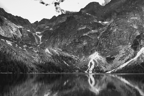 OBRAZ MORSKIE OKO W TATRACH W WERSJI CZARNO-BIAŁEJ - OBRAZY CZARNO-BIAŁE - OBRAZY