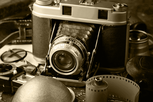 CANVAS PRINT OLD CAMERA IN SEPIA DESIGN - BLACK AND WHITE PICTURES - PICTURES