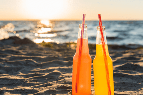 WANDBILD ERFRISCHENDES GETRÄNK AM STRAND - STILLLEBEN-BILDER - BILDER