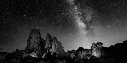 CANVAS PRINT STARRY SKY ABOVE THE ROCKS IN BLACK AND WHITE - BLACK AND WHITE PICTURES - PICTURES