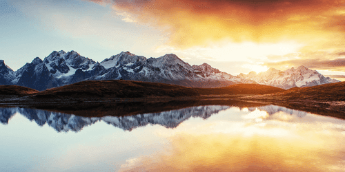 WANDBILD SCHILLERNDER SONNENUNTERGANG ÜBER DEM BERGSEE - BILDER VON NATUR UND LANDSCHAFT - BILDER