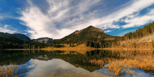 WANDBILD SEE UNTER DEN HÜGELN - BILDER VON NATUR UND LANDSCHAFT - BILDER