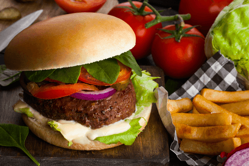 WANDBILD HAMBURGER MIT POMMES FRITES - BILDER VON ESSEN UND GETRÄNKEN - BILDER