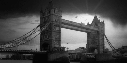 OBRAZ ZÁPAD SLUNCE NAD TOWER BRIDGE V ČERNOBÍLÉM PROVEDENÍ - ČERNOBÍLÉ OBRAZY - OBRAZY