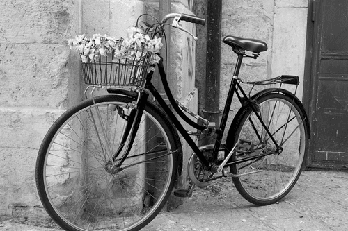 CANVAS PRINT RUSTIC BICYCLE IN BLACK AND WHITE - BLACK AND WHITE PICTURES - PICTURES