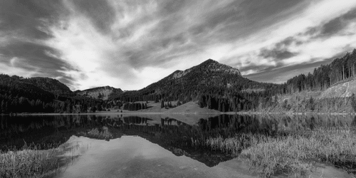 WANDBILD SEE UNTER DEN HÜGELN N IN SCHWARZ-WEISS - SCHWARZ-WEISSE BILDER - BILDER