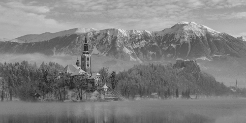 TABLEAU SUR TOILE – ÉGLISE AU LAC BLED EN SLOVÉNIE EN NOIR ET BLANC - TABLEAUX EN NOIR ET BLANC - TABLEAUX
