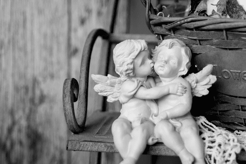 CANVAS PRINT STATUES OF ANGELS ON A BENCH IN BLACK AND WHITE - BLACK AND WHITE PICTURES - PICTURES