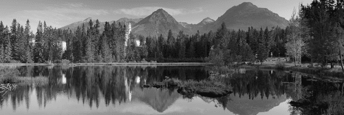 CANVAS PRINT BEAUTIFUL PANORAMA OF THE MOUNTAINS BY THE LAKE IN BLACK AND WHITE - BLACK AND WHITE PICTURES - PICTURES