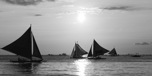 WANDBILD WUNDERSCHÖNER SONNENUNTERGANG AM MEER IN SCHWARZ-WEISS - SCHWARZ-WEISSE BILDER - BILDER