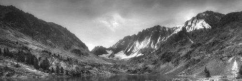 WANDBILD MAJESTÄTISCHE BERGE MIT SEE IN SCHWARZ-WEISS - SCHWARZ-WEISSE BILDER - BILDER