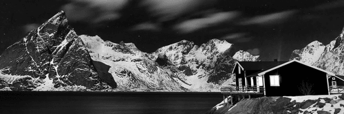 WANDBILD LANDSCHAFT BEI NACHT IN NORWEGEN IN SCHWARZ-WEISS - SCHWARZ-WEISSE BILDER - BILDER