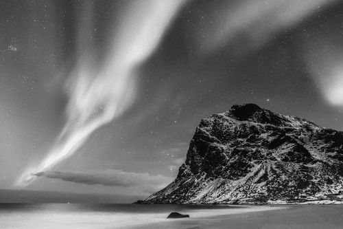 SLIKA SEVERNI SIJ NA NORVEŠKEM V ČRNOBELI IZVEDBI - ČRNOBELE SLIKE - SLIKE