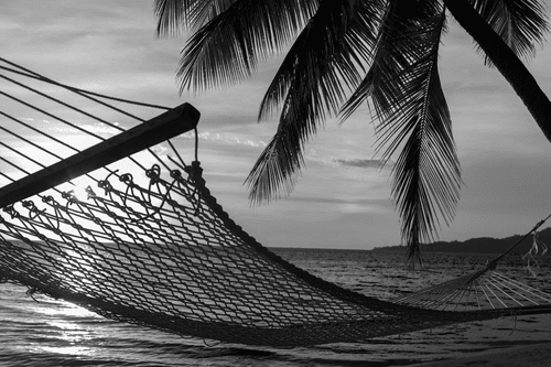 WANDBILD HÄNGEMATTE AM STRAND IN SCHWARZ-WEISS - SCHWARZ-WEISSE BILDER - BILDER