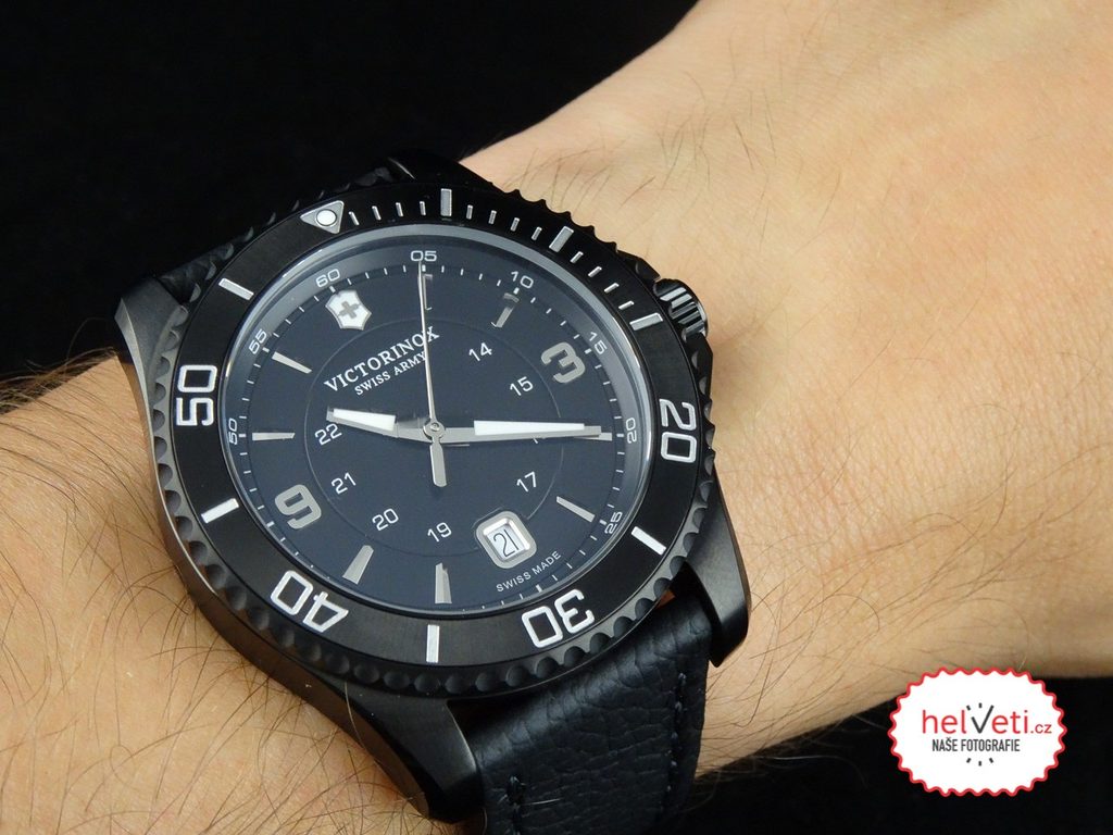 Victorinox maverick store black dial