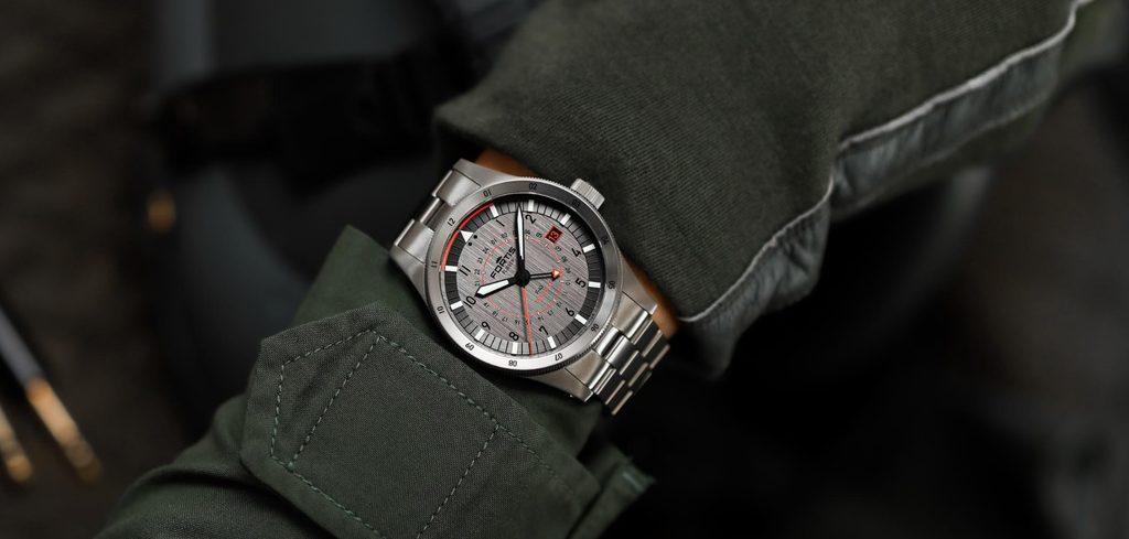 Fortis Flieger F-43 Triple-GMT Titanium Orange COSC F4260002 | Helveti.eu