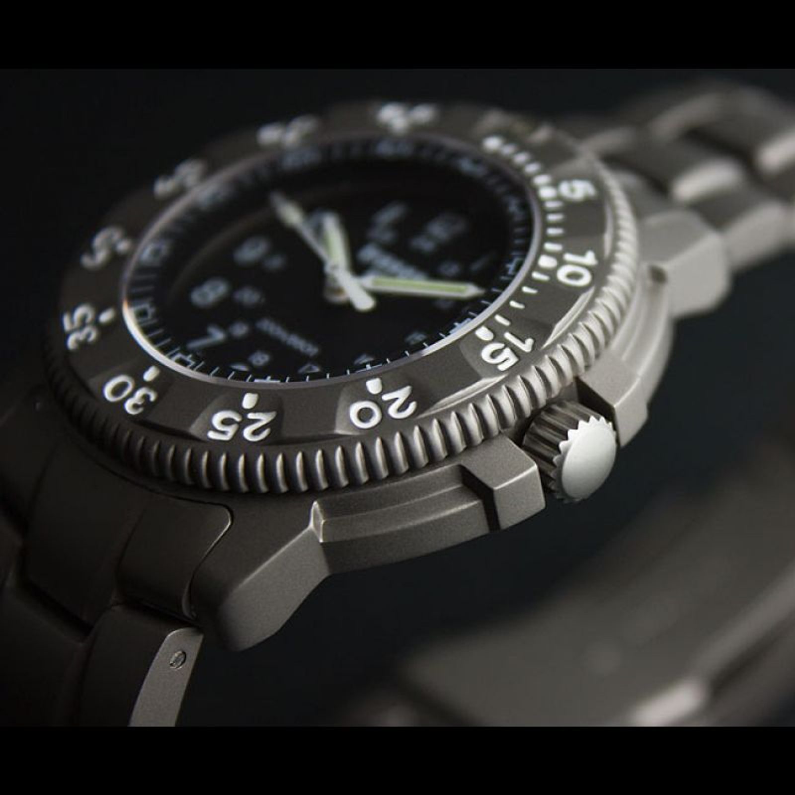 トレーサー P 6506 Commander 100 Force Traser Commander Military Titanium Watch with Carbon Fiber