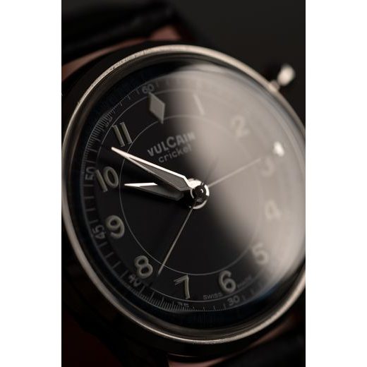 VULCAIN CRICKET CLASSIQUE 39 MM - NEGRU/KHAKI NUMERE - CRICKET CLASSIQUE - MĂRCI