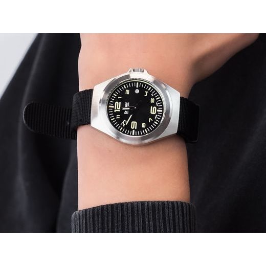 TRASER P59 ESSENTIAL S BLACK NATO - TRASER - ZNAČKY