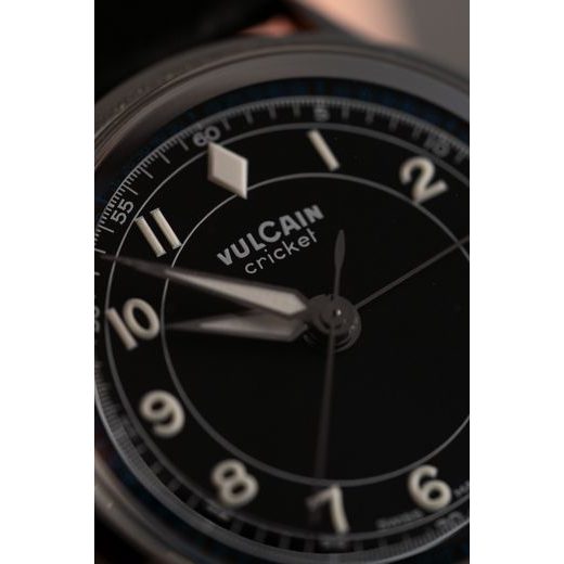 VULCAIN CRICKET CLASSIQUE 39 MM - NEGRU/KHAKI NUMERE - CRICKET CLASSIQUE - MĂRCI