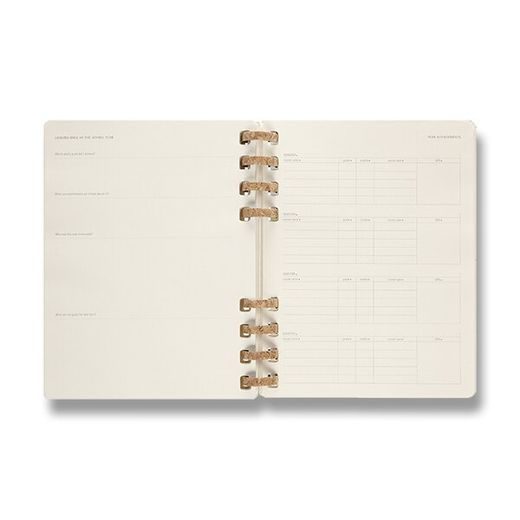 DIÁŘ MOLESKINE SPIRAL ACADEMIC 2023 SVĚTLE ŠEDÝ - TÝDENNÍ/MĚSÍČNÍ - TVRDÉ DESKY - XL 1206/5730319 - DIARIES AND NOTEBOOKS - ACCESSORIES