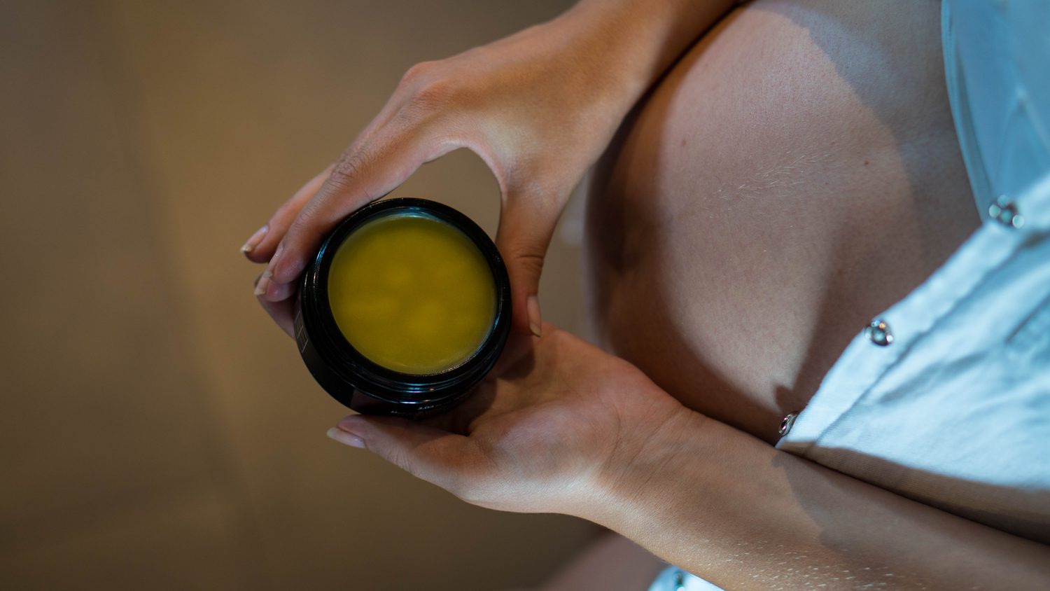 Vysoká koncentrace bylin a olejů je ideální k hýčkání pokožky během těhotenství, jako prevence vzniku strií i ke zmírnění již existujících strií. Osvědčila se také v péči o citlivou pokožku postiženou ekzémy.