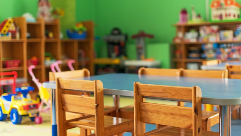 Se pregătește copilul de grădiniță pentru prima dată în septembrie? Cum să alegi papucii potriviți care nu dăunează piciorului copilului