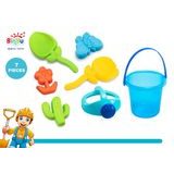 Detailní pohled na nářadí na písek a tři bábovičky v barevném provedení