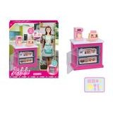 Panenka kuchařka 30 cm u kuchyňské skříňky s kávovarem a topinkovačem