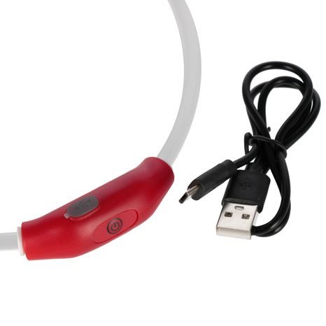 DETAILNÍ POHLED NA USB PORT PRO NABÍJENÍ SVÍTÍCÍHO LED OBOJKU PRO PSY