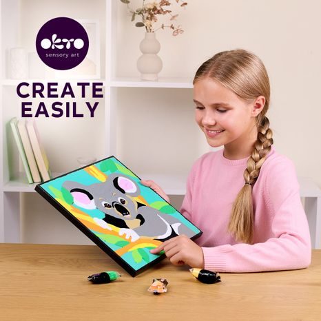 LIFESTYLOVÝ ZÁBĚR NA DÍTĚ TVOŘÍCÍ PLASTICKÝ OBRAZ KOALY POUZE PRSTY