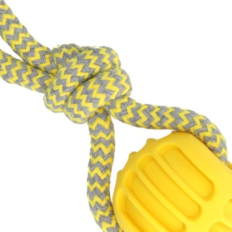 DETAILNÍ POHLED NA PLETENÉ TEXTILNÍ LANO S UZLEM A ŽLUTÝ MÍČEK PRO PSA