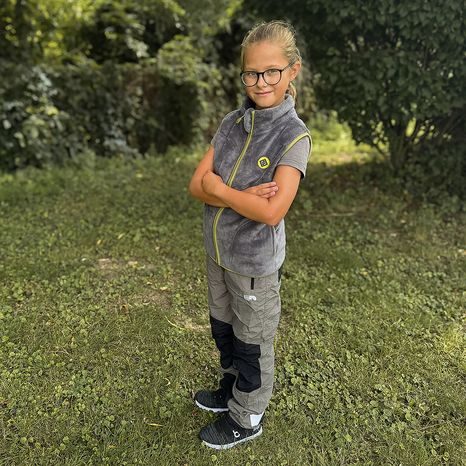 VESTA DĚTSKÁ CHLUPATÁ SE STOJÁČKEM, PIDILIDI, PD1140-09, ŠEDÁ