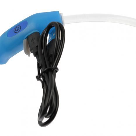 DETAILNÍ POHLED NA SVÍTÍCÍ LED OBOJEK PRO PSY S PŘILOŽENÝM USB NABÍJECÍM KABELEM